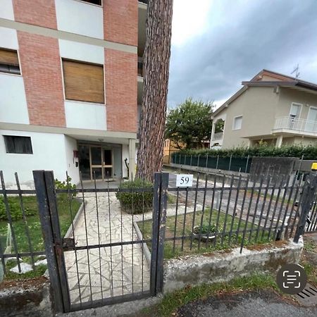 Casa Alexander Lägenhet Marina di Massa Exteriör bild